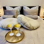 Mila - Pool, Sauna, Whirlwanne, 5000qm Privatgelände Mit Bolzplatz * Striesdorf