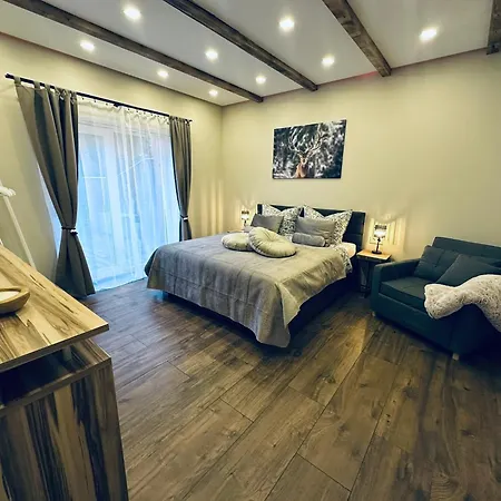 Mila - Pool, Sauna, Whirlwanne, 5000qm Privatgelaende Mit Bolzplatz Striesdorf