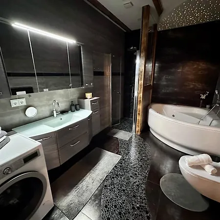 Mila - Pool, Sauna, Whirlwanne, 5000qm Privatgelände Mit Bolzplatz Striesdorf