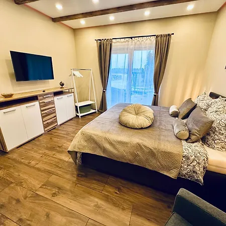 Mila - Pool, Sauna, Whirlwanne, 5000qm Privatgelände Mit Bolzplatz * Striesdorf